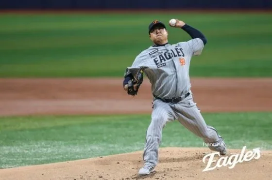 한화 이글스 류현진이 12일 고척스카이돔에서 열린 키움 히어로즈와 2026 신한 SOL KBO리그 방문경기에 선발 등판해 역투를 펼치고 있다. /사진=한화 이글스 제공