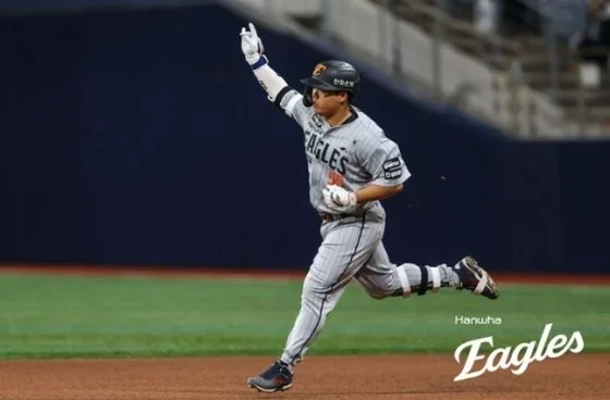 한화 이글스 강백호가 12일 고척스카이돔에서 열린 키움 히어로즈와 2026 신한 SOL KBO리그 방문경기에서 6회초 솔로 홈런을 날리고 베이스를 돌고 있다./사진=한화 이글스 제공