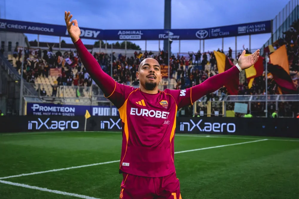Malen celebra el triunfo frente al Parma